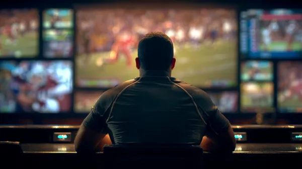 KK333 Slots — Thousands of exciting themes and jackpots A stylish woman beside vibrant slot machines displaying glowing sevens, showcasing the variety of top slots at KK333.